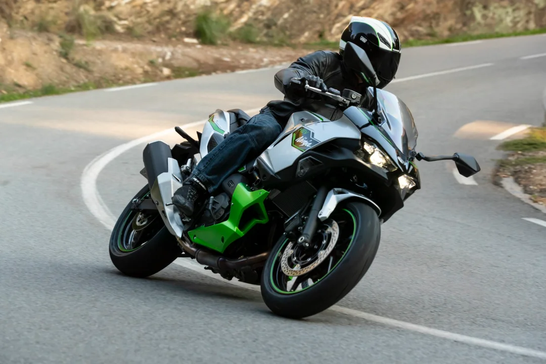 2026 Kawasaki Ninja 7 Hybrid & Z7 Hybrid Get Key ECU Updates: EV/Hybrid Switching Now Up to 60 km/h and New Sport AT Mode - zdjęcie 2