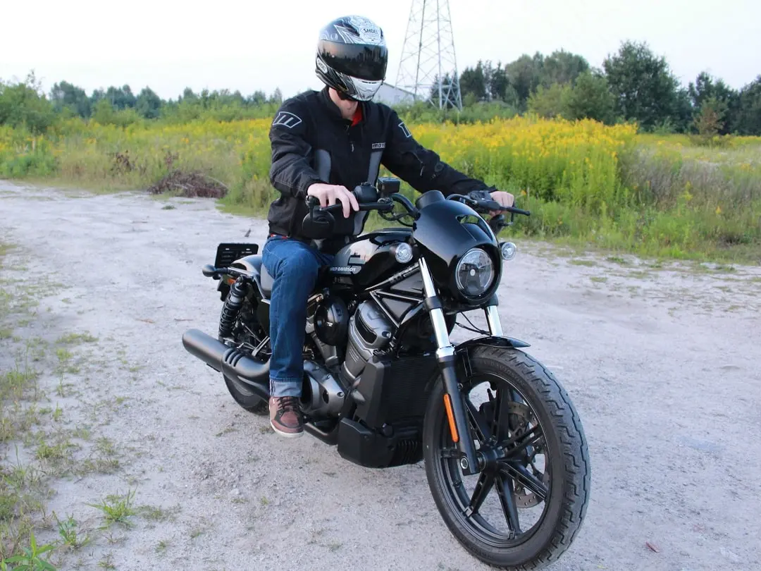 Pozycja za kierownicą HD Nightster 975 jest wygodna