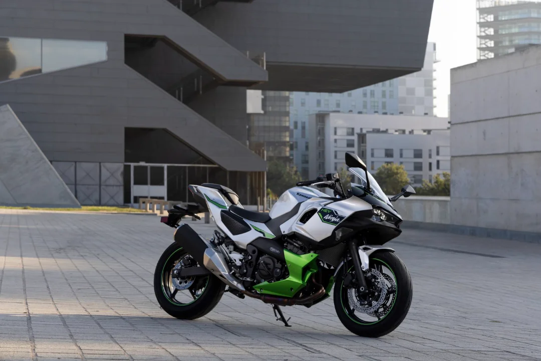 2026 Kawasaki Ninja 7 Hybrid & Z7 Hybrid Get Key ECU Updates: EV/Hybrid Switching Now Up to 60 km/h and New Sport AT Mode