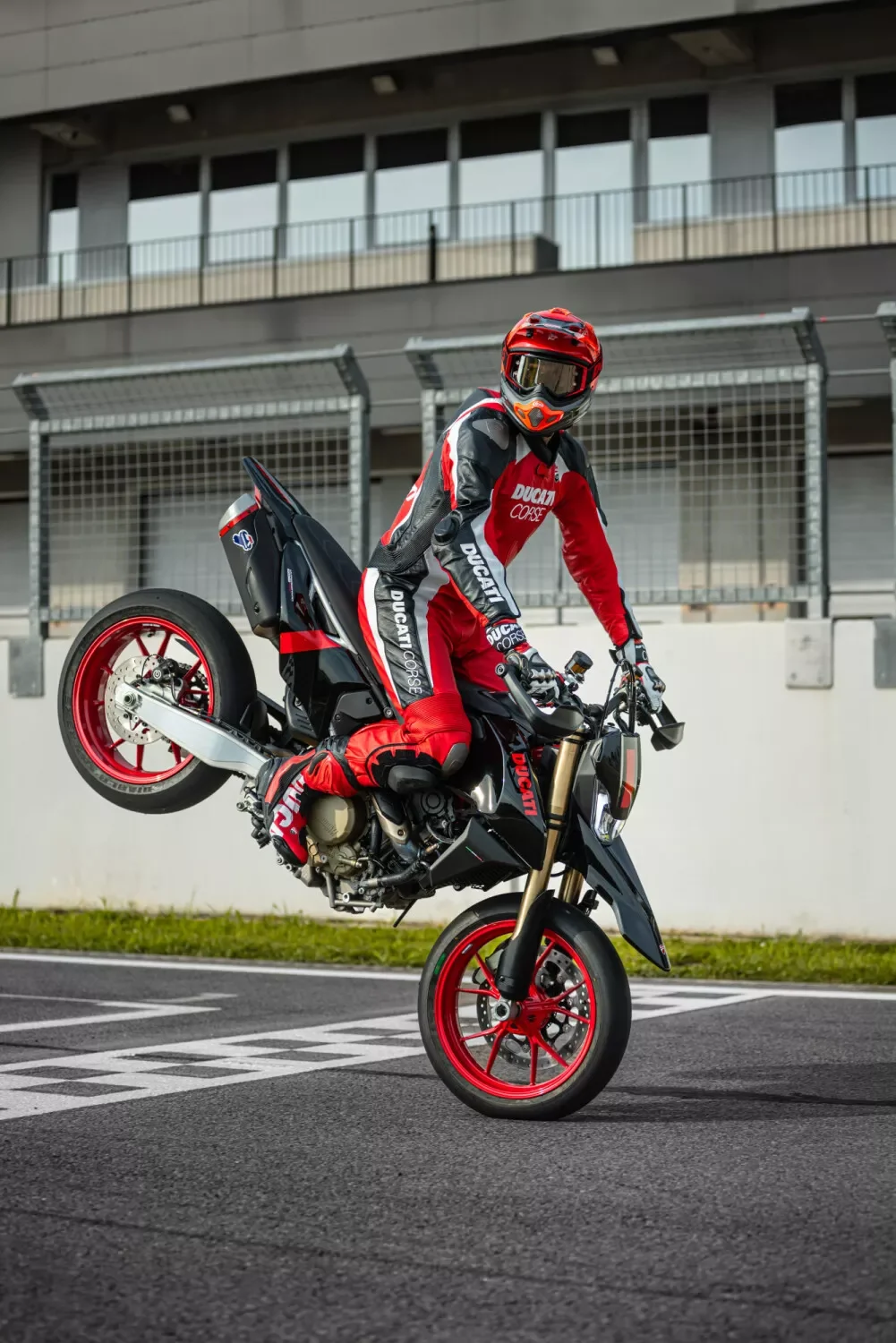 Ducati Hypermotard 698 Mono Nera: black supermoto edition with a Mono engine and Ducati electronics package - image 2