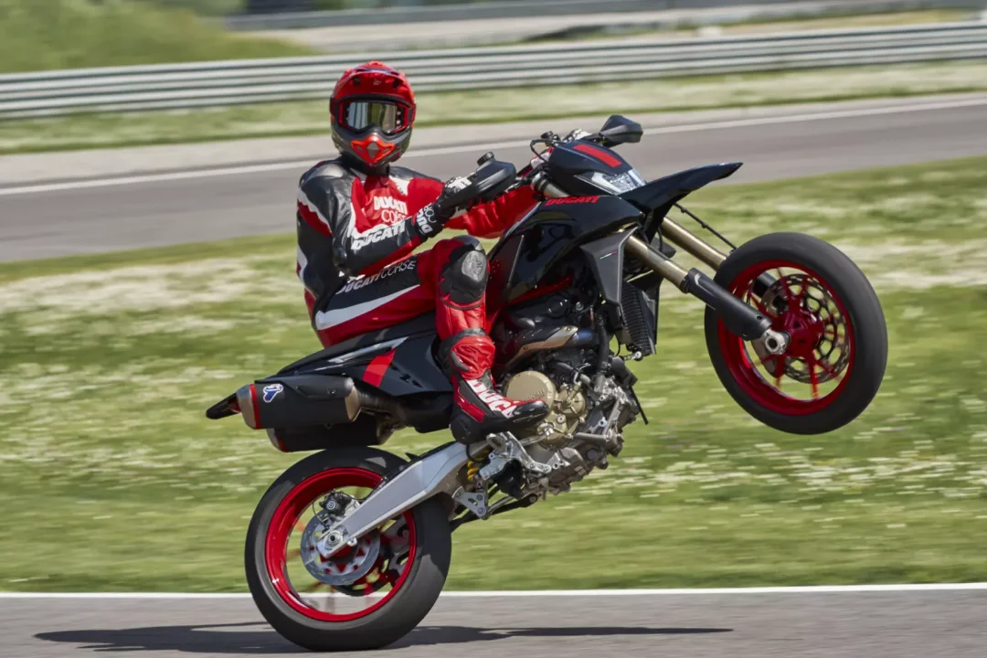 Ducati Hypermotard 698 Mono Nera: black supermoto edition with a Mono engine and Ducati electronics package - image 3